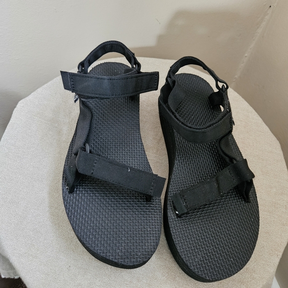 Teva Flatform Universal Sandal Size 9. - Picture 6 of 9